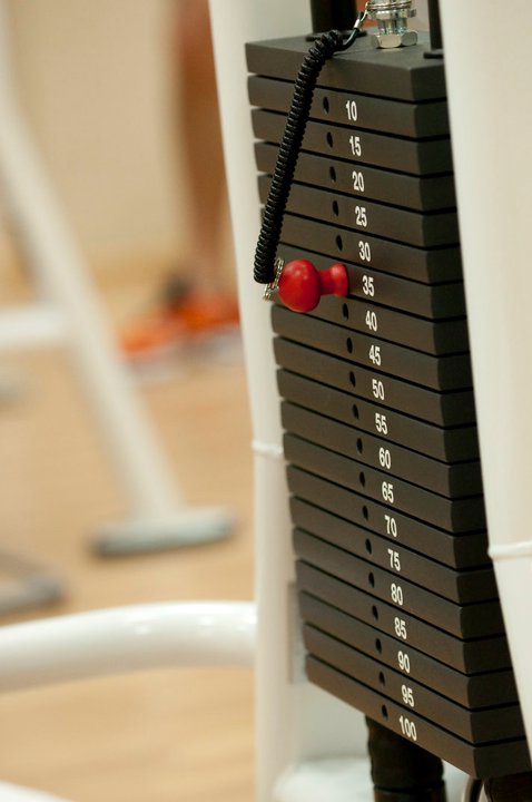 Poids sur machine de musculation dans la salle Open Gym
